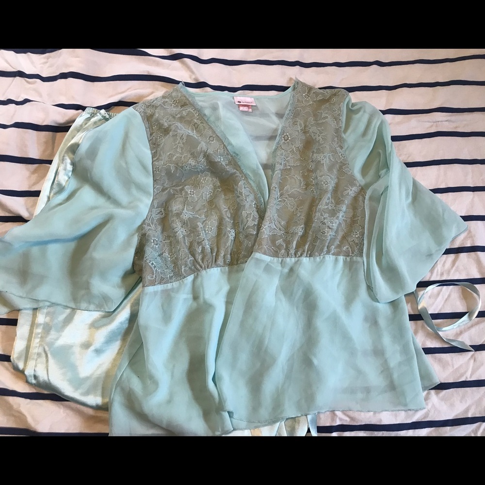 Womans 22/24 beautiful satin pajama set